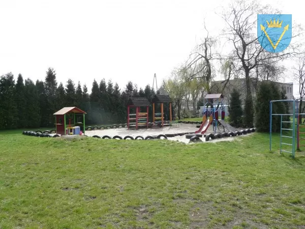 plac zabaw przy przedszkolu Pawonków